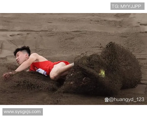 哪个足球明星因视力问题影响职业生涯表现引发关注与讨论